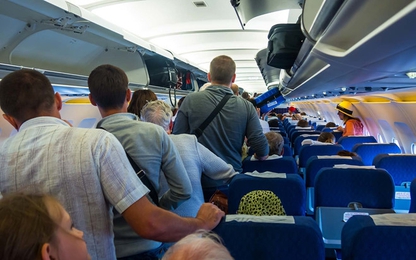 Tại sao hành khách phải đợi lâu trước khi ra khỏi máy bay?