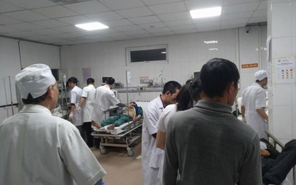 Sập giàn giáo tại bến xe Vinh, 10 công nhân nhập viện khẩn cấp