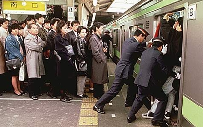 Cảnh tượng "nhồi khách như nhồi vịt" ở ga tàu Nhật Bản