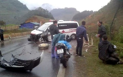 Sơn La: Xe cứu thương tự gây tai nạn, 3 người nhập viện