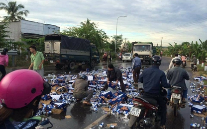 Hàng ngàn lon bia đổ ra đường, người dân chung tay giúp tài xế