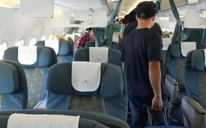 Vợ hơn 10 tuổi đấm chồng sưng mắt trên máy bay