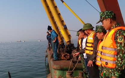 Hạ Long: Xà lan đâm tàu du lịch chở 31 khách Trung Quốc