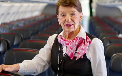 Cụ bà 81 tuổi vẫn làm tiếp viên hàng không