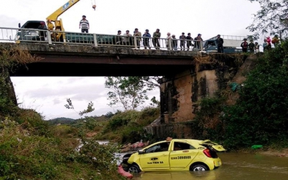 Taxi rơi xuống cầu, 4 người nhập viện