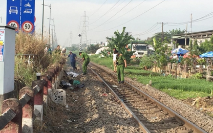 Bỏ lại xe máy, người phụ nữ leo rào chắn lao đầu vào tàu hỏa