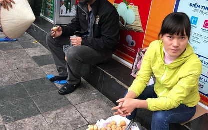 Bắt gã đánh giày cấu kết người bán bánh rán "chặt chém" khách nước ngoài