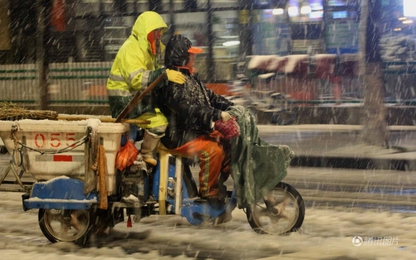 Lạnh khắc nghiệt tại Trung Quốc: Chị em phụ nữ quấn chăn lái xe máy