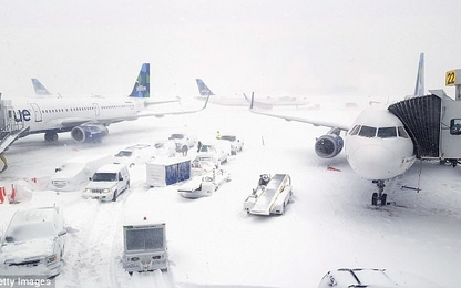 Sân bay phủ tuyết trắng, hơn 4,000 chuyến bay bị hủy