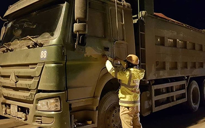CSGT phạt 16 triệu đồng tài xế xe tải 'cố thủ' suốt 5 tiếng