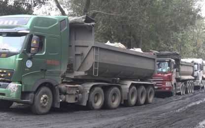 Tạm giữ 10 xe chất thải nghi độc hại từ mỏ đa kim Núi Pháo