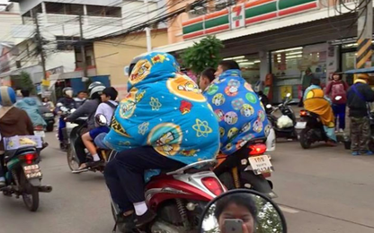 Nổi tiếng nóng nực quanh năm, giờ dân Bangkok cũng trùm chăn đi xe máy