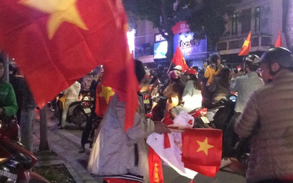Dân bán cờ kiếm bộn tiền sau chiến thắng của U23 Việt Nam