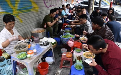 Hàng ăn vỉa hè Hà Nội tăng giá vẫn đông khách dịp Tết