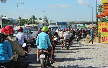 Hàng vạn xe lên Sài Gòn, trạm cầu Rạch Miễu tạm ngưng thu phí