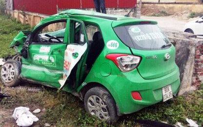 Tàu hỏa tông xe taxi Mai Linh, tài xế tử vong trong xe