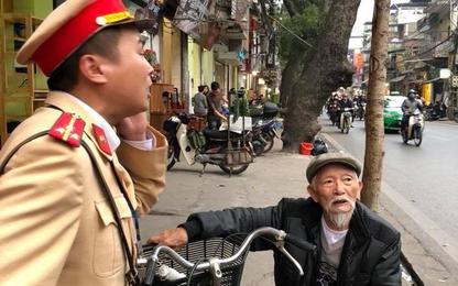 Chiến sĩ CSGT Hà Nội đạp xe chở cụ già bị lạc đường về nhà
