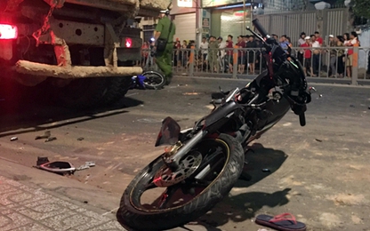 Ôtô ben húc hàng loạt xe máy ở Sài Gòn, nhiều người bị thương