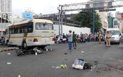 Ô tô khách tông hai xe máy ở Sài Gòn, 4 người bị thương