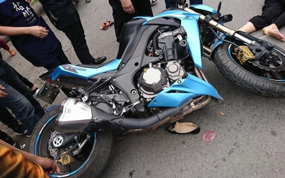 Xe phân khối lớn Kawasaki Z1000 va chạm khiến 3 người bị thương