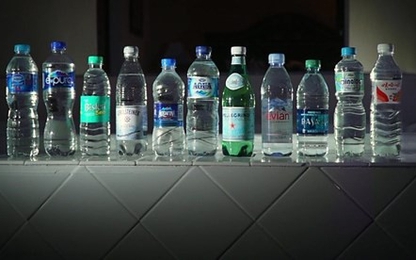 Nước đóng chai của nhiều hãng nổi tiếng thế giới bị nhiễm bẩn hạt nhựa