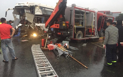 Tai nạn liên hoàn trên cao tốc Pháp Vân–Cầu Giẽ, xe cứu hỏa nát bét