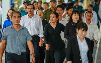 Người dân xếp hàng tiễn đưa linh cữu nguyên Thủ tướng Phan Văn Khải