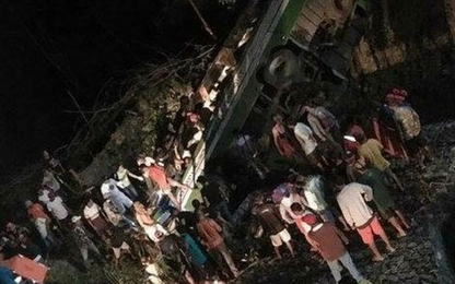 Xe buýt rơi xuống khe núi, 19 người thiệt mạng