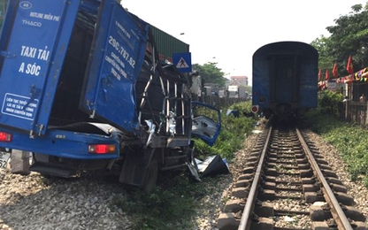 Ôtô bị tàu hỏa đâm biến dạng khi vượt qua đường sắt