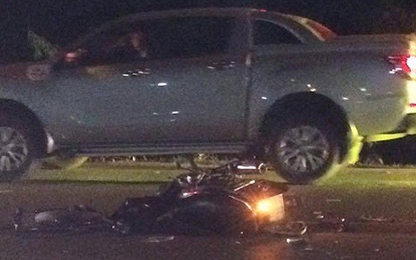 Xe máy đấu đầu ô tô khách khiến 2 người tử vong