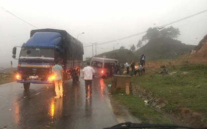 Xe tải đấu đầu xe khách trong cơn mưa khiến nhiều người bị thương