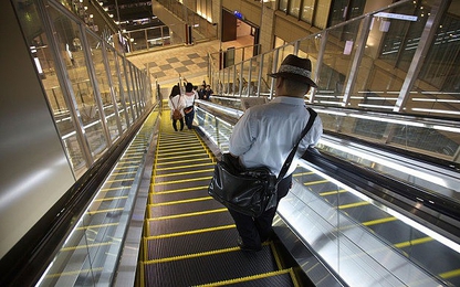 Vì sao người Nhật chỉ đứng một bên khi đi thang cuốn?