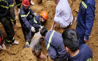 4 người bị đất đá vùi lấp ở Lào Cai