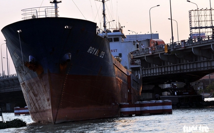 Tàu ngàn tấn va vào cầu Đồng Nai
