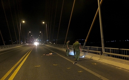 Truy tìm ô tô gây tai nạn khiến đôi nam nữ tử vong trên cầu
