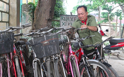 Cựu binh mua phế liệu làm xe đạp tặng học sinh nghèo
