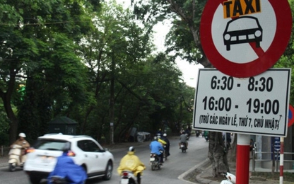 Không gỡ biển cấm taxi trên 11 tuyến phố Hà Nội