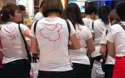 Nhóm khách Trung Quốc mặc áo in hình đường 'lưỡi bò' nhập cảnh Cam Ranh