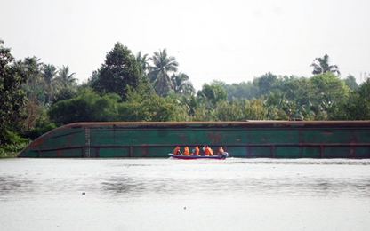 Sà lan lật úp trên sông Đồng Nai, 5 người trong gia đình gặp nạn