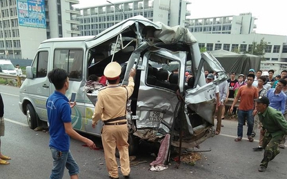 Xe tải đâm xe khách trên cao tốc Hà Nội-Bắc Giang, 2 người tử vong