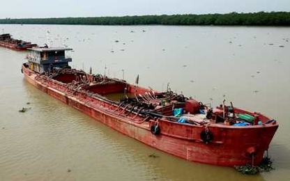 Người dân Hải Phòng vây bắt 3 tàu hút cát phá bãi ngao