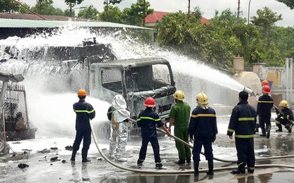 Xe bồn bốc cháy khi đang bơm nhiên liệu vào trạm xăng