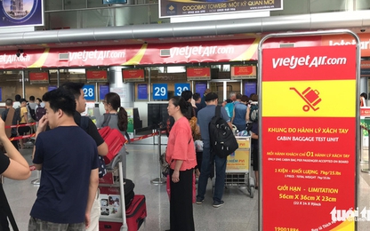 Bị hủy chuyến, hành khách ném điện thoại vào mắt nữ nhân viên Vietjet Air