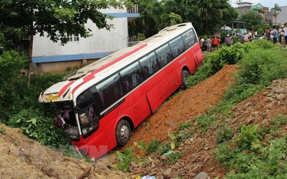 Ôtô chở khách nước ngoài mất lái lao xuống rãnh đường, 20 người bị thương