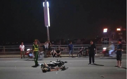 Hà Nội: Xe máy lao thẳng vào đuôi xe tải, một người thiệt mạng