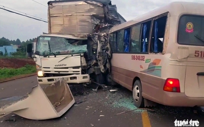 Xe khách đối đầu xe tải rạng sáng, 18 người nhập viện cấp cứu