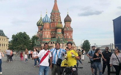 Fan bóng đá đạp xe 5.000km sang Nga để cổ vũ cho đội nhà