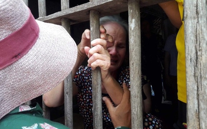Vụ lật xe tải chở công nhân Việt ở Lào: Nước mắt nơi quê nghèo