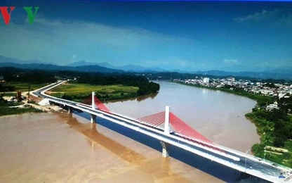 Thông xe cầu hai trụ dây văng đầu tiên bắc qua sông Hồng