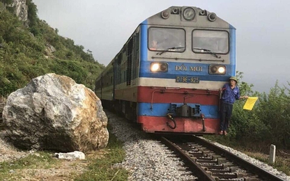 Đá cả trăm tấn rơi từ núi, đường sắt Bắc-Nam ở Quảng Bình hỏng nặng